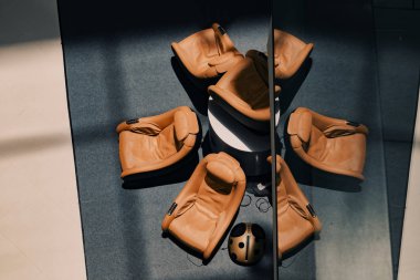 Lobi donatmak ile masaj divanları guest.shadow yerde ve ayna yansıması 