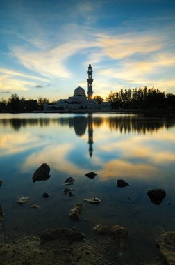 Siluet ve yansıma büyülü gün batımı arka plan üzerinde yüzen Cami