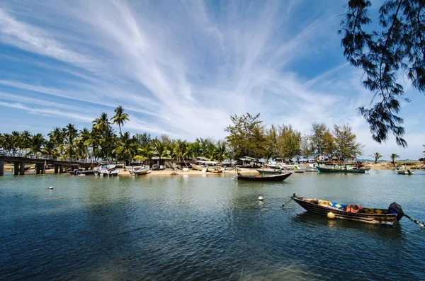 Hermosa Naturaleza Barco Pesquero Tradicional Malasia Playa Arena Fondo Cielo — Foto de Stock