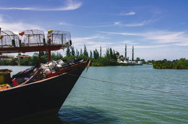 Vacker Natur Traditionella Malaysiska Fiskare Båt Sandstranden Molnigt Och Blå — Stockfoto