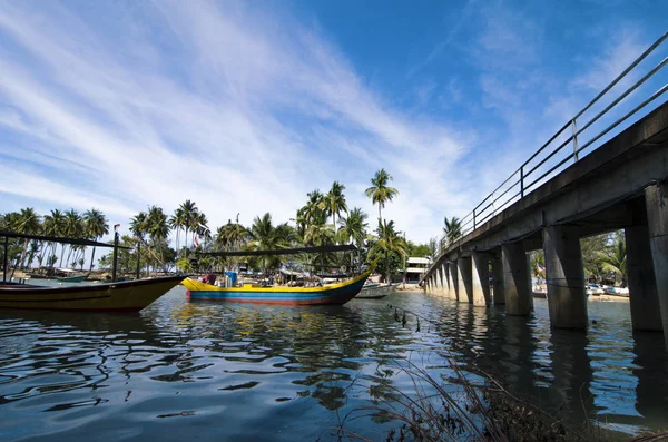 Vacker Natur Traditionella Malaysiska Fiskare Båt Sandstranden Molnigt Och Blå — Stockfoto