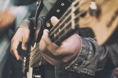 yakın çekim ve seçici odak resim elektrik guitar.grain ve noise etkisi oynarken el vurdu