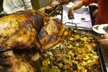 seçici odak resim bütün kuzu şiş ızgara vurdu.