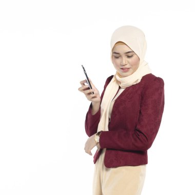 Mutlu ve memnun çağrı ile akıllı telefon sohbet güzel gülümseme, çekici kadınlarla