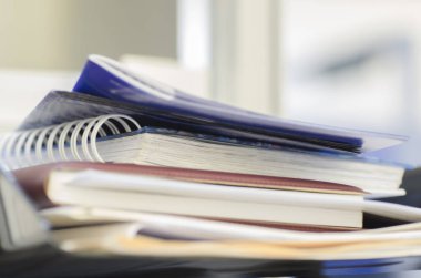 yığın kitap ve işyeri table.selective odak vuruşta günlüğü