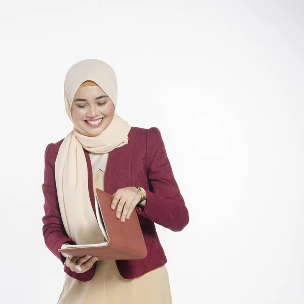 Счастливое Выражение Молодого Привлекательного Мусульманина Хиджабом Белом Фоне Идеально Подходит — стоковое фото