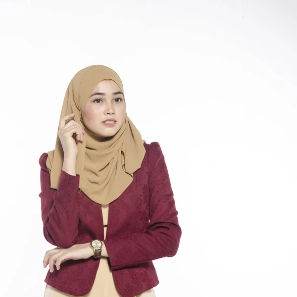 Glad Uttryck För Unga Attraktiva Muslimah Med Hijab Isolerad Vit — Stockfoto