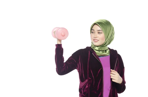 Portréja Egy Aktív Egészséges Hidzsáb Dumbells Támogatásának Egy Egészséges Fitness — Stock Fotó