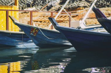 Royal Banding Perak devlet, Malezya'da bulunan göl bankalarından biri boyunca demirlemiş fiber teknelerin görünümü