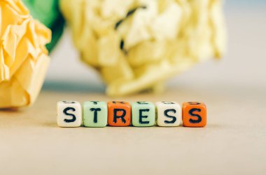 Renkli alfabesi harfi zar metin üstünde okul sırası, ezilme Kağıt arka plan üzerinde stres yazım