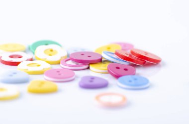 Çeşitli şekil beyaz arka plan üzerinde renkli düğmeler