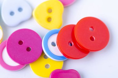 Çeşitli şekil beyaz arka plan üzerinde renkli düğmeler