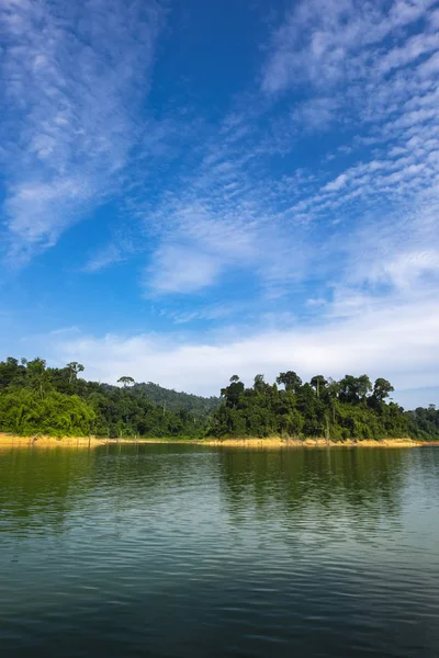美丽的大自然围绕热带雨林景观的皇家 Belum 州立公园坐落在霹雳 马来西亚 — 图库照片