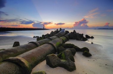 Seyahat ve eğlence kavramı, güzel deniz görünümü sahne çarpıcı gündoğumu arka plan üzerinde