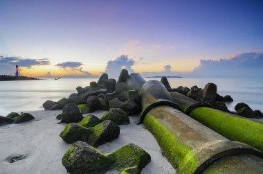 benzersiz kaya oluşumu sahne çarpıcı gündoğumu arka plan üzerinde güzel deniz manzaralı