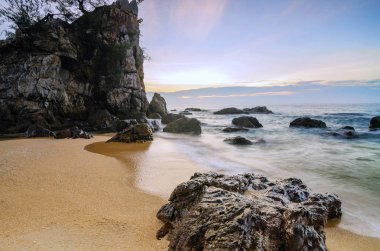 Seyahat ve eğlence kavramı, güzel deniz görünümü sahne üzerinde çarpıcı gündoğumu background.sunlight kiriş ve dalga yumuşak kumlu plaj isabet