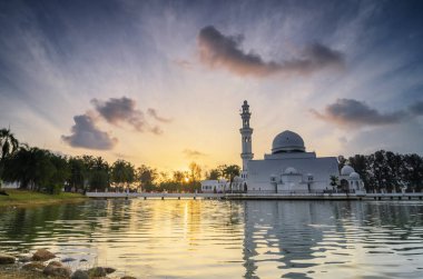Güzel doğa ve yansıma Tengku Tengah Zaharah Camii, Terengganu Malezya bulunan en ikonik yüzen cami.