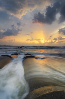 Seyahat ve eğlence kavramı, güzel deniz görünümü sahne üzerinde çarpıcı gündoğumu background.sunlight kiriş ve dalga yumuşak kumlu plaj isabet