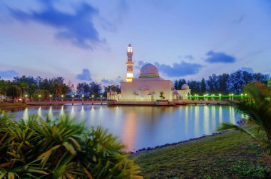 Güzel doğa ve yansıma Tengku Tengah Zaharah Camii, Terengganu Malezya bulunan en ikonik yüzen cami.