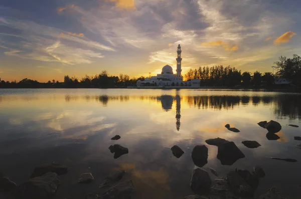 Темное Мягкое Изображение Мечети Отражением Озере Драматическими Облаками — стоковое фото