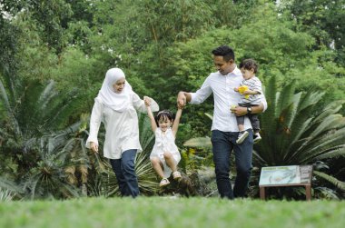 mutlu aile kavramı, Genç üst genel park adlı kendi oğlu ve kızı ile eğleniyor