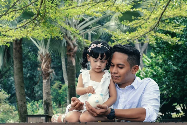 Junger Vater Bringt Seiner Tochter Bei Geld Über Die Natur — Stockfoto