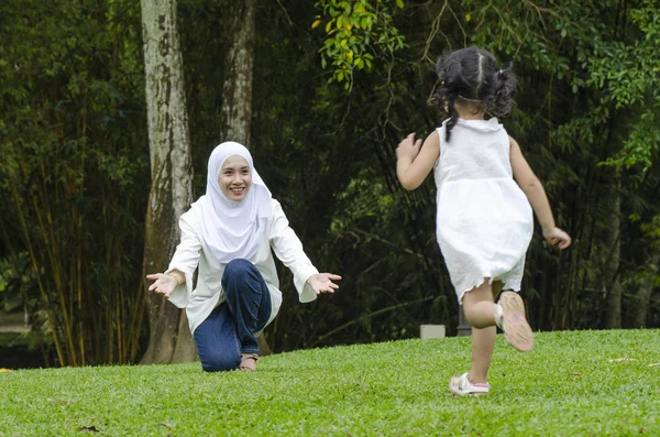 Concepto Felicidad Familiar Madre Joven Con Hija Divirtiéndose Parque Público —  Fotos de Stock