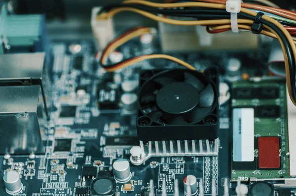 Closeup arka plan resmini fanı ve ısı emici bilgisayar anakart üzerinde