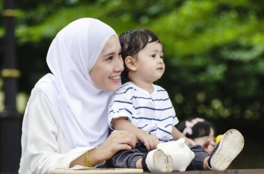 Aile kavramı, Genç anne oğluyla ağacının altında bankta oturmak