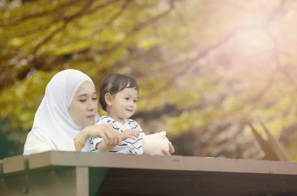 Konsep Menabung Dan Pendidikan Ibu Muda Mengajari Anaknya Menghemat Uang — Stok Foto