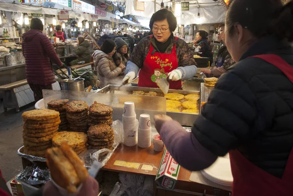 Seoul Zuid Korea Januari 2019 Werknemers Gwangjiang Market Street Food — Stockfoto