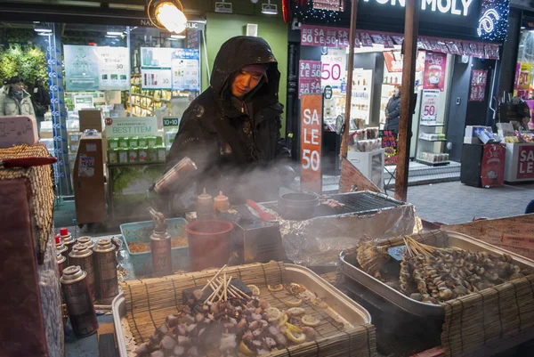 Seoul Corea Del Sur Enero 2019 Trabajadores Puesto Comida Callejera —  Fotos de Stock