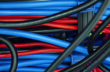 Karışık ağ kabloları ve telleri örgütlenmemiş veri merkezi kavramı içinde kablo için sunucu odasında