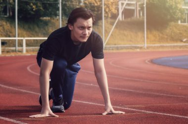 Spor ve sağlıklı yaşam konsepti. germe ve bazı çalıştırmadan önce ısınma sahip genç atlet