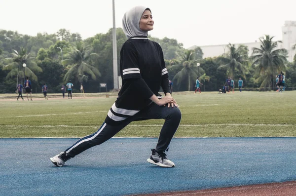运动和健康的生活方式概念 运动的女人伸展和有一些热身 然后再跑步 — 图库照片