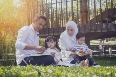 Genç üst oğlu ve kızı genel Park ile yaz aylarında onların değerli vakit geçirmek