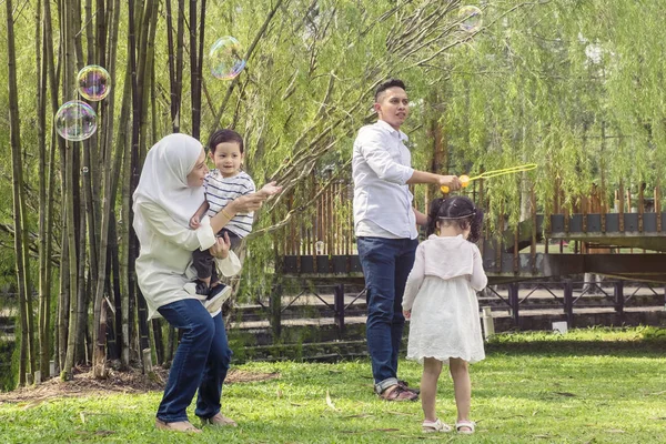 Lycklig Familj Koncept Med Njuter Uttryck Ansikte Att Kul Offentlig — Stockfoto