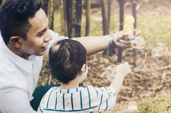 Lycklig Familj Koncept Glad Uttryck Unga Far Njuta Med Sonen — Stockfoto