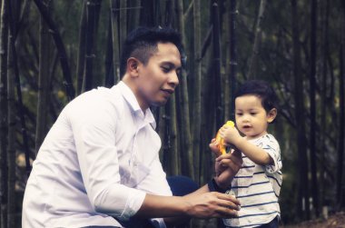 mutlu aile kavramı, mutlu ifade genç Baba zevk oğluyla genel Park'ta eğleniyor.