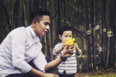 mutlu aile kavramı, mutlu ifade genç Baba zevk oğluyla genel Park'ta eğleniyor.