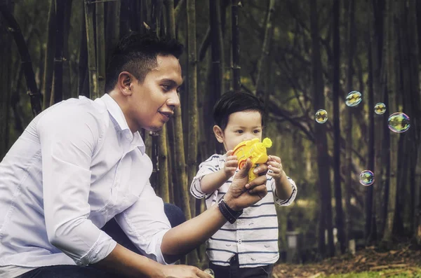 mutlu aile kavramı, mutlu ifade genç Baba zevk oğluyla genel Park'ta eğleniyor.