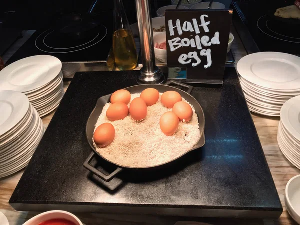 Huevo medio cocido para el desayuno buffet de autoservicio . — Foto de Stock