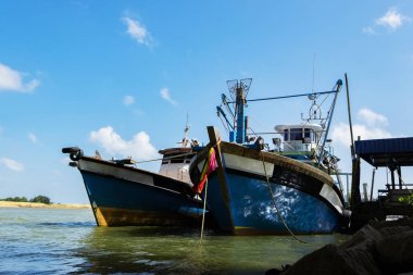 balıkçı tekne Parkı'nda bir iskele altında parlak güneşli bir günde Terengganu, Malezya