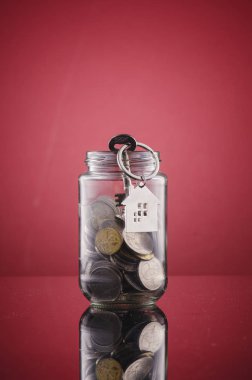 ipotek kavramı, Cam Kavanoz madeni paralarla dolu için para tasarrufu.