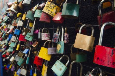 Demir zinciri üzerinde kilitli asma kilitler ile arka plan landmark turist yer 