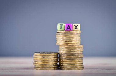 vergi ve sikke üzerinde ahşap masa istifleme ile renkli küp