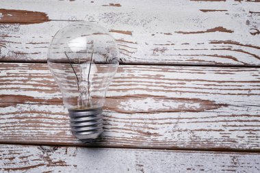 portre resim ampul ahşap arka plan üzerinde vurdu.