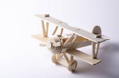 ahşap masa arka plan seyahat konsepti için oyuncak ahşap retro uçakta