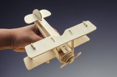 kitabın koyu arka plan üzerinde yığında Retro uçak 