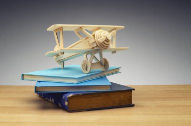 kitabın koyu arka plan üzerinde yığında Retro uçak 